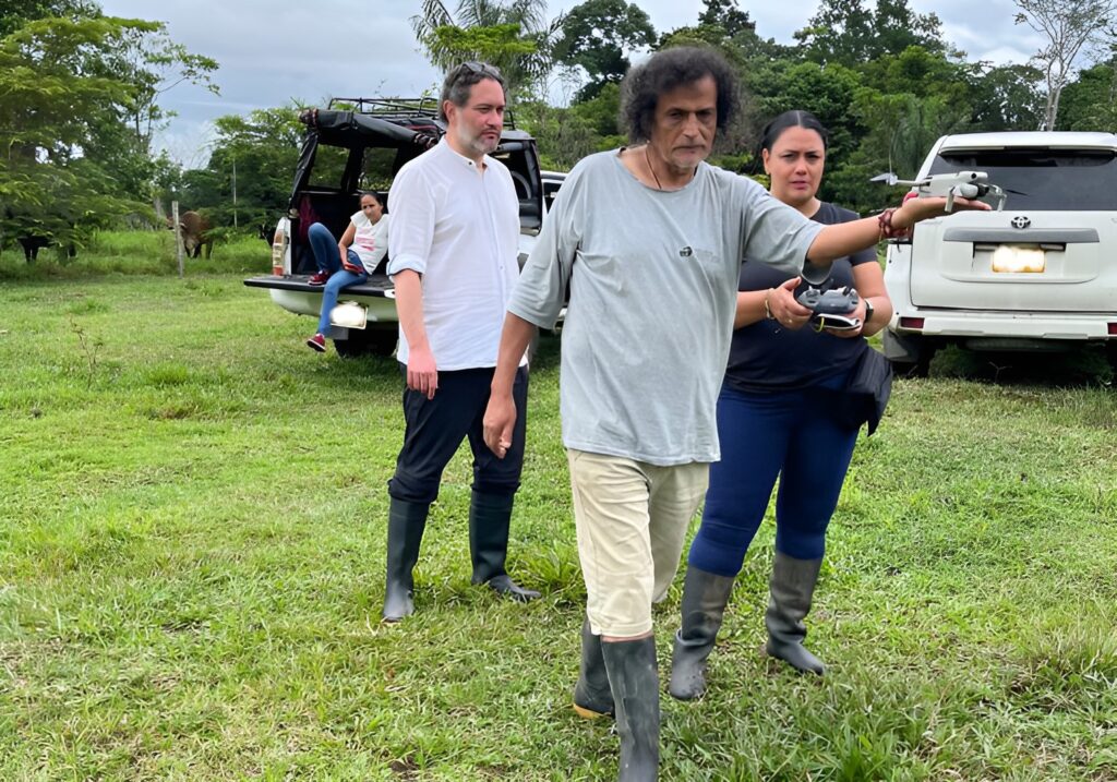 Dr Tamayo Gomez (left) with Alirio Gonzales (at front) from the T4TJ project in the field
