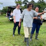 Dr Tamayo Gomez (left) with Alirio Gonzales (at front) from the T4TJ project in the field